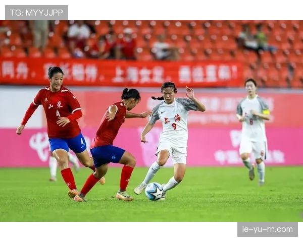 足球赛季回顾：冠军争夺白热化，强队格局与新锐势力浮出水面