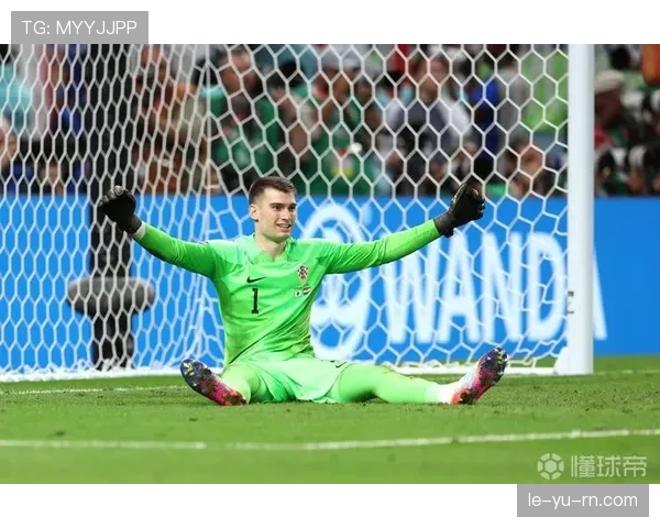 利瓦科维奇神勇扑救助克罗地亚点球大战惊险晋级，表现闪耀全场