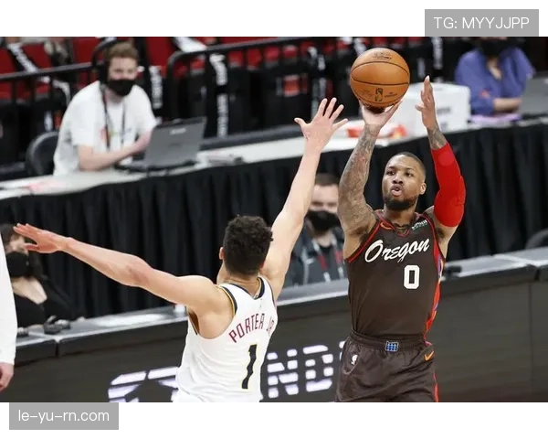 利拉德通过挡拆拉开空间，助力开拓者关键时刻得分爆发