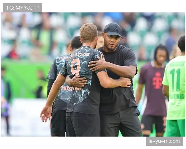 孔帕尼拎塑料袋出门那刻，门口豪车像摆设我笑岔气